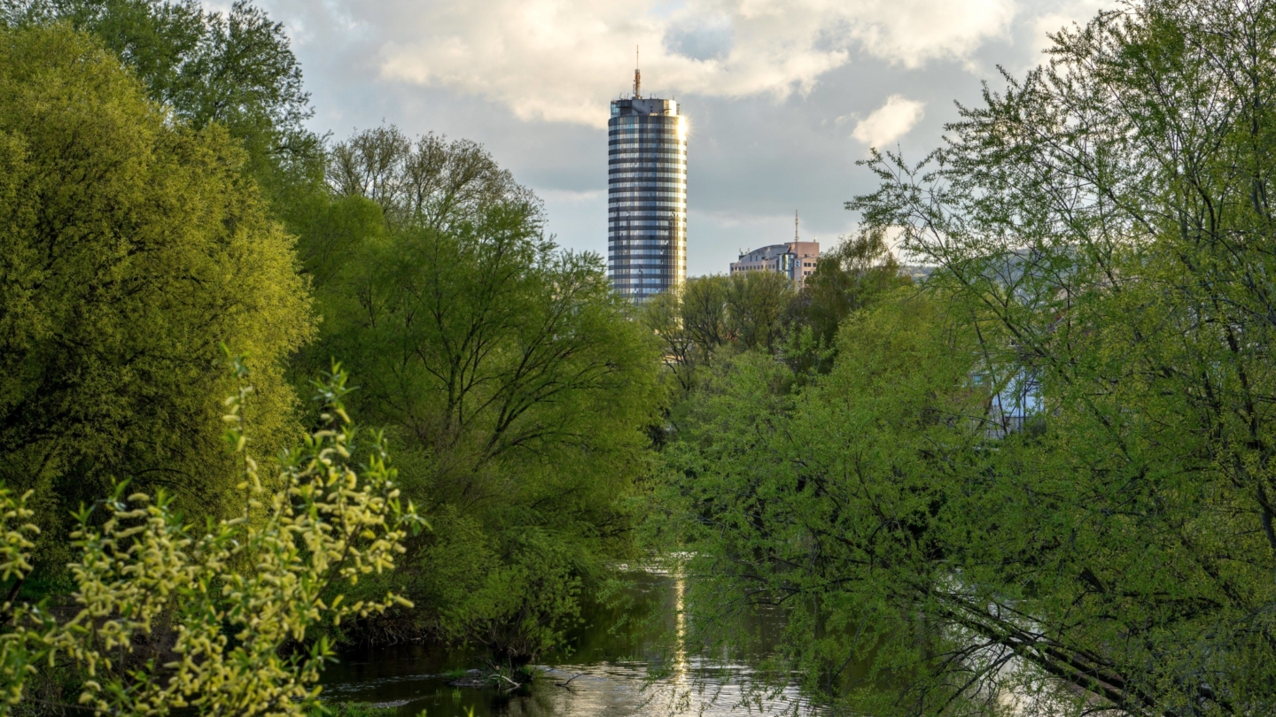 Frühlingshafter Blick über das Saaleufer zum JenTower © JenaKultur, Foto: Christian Häcker