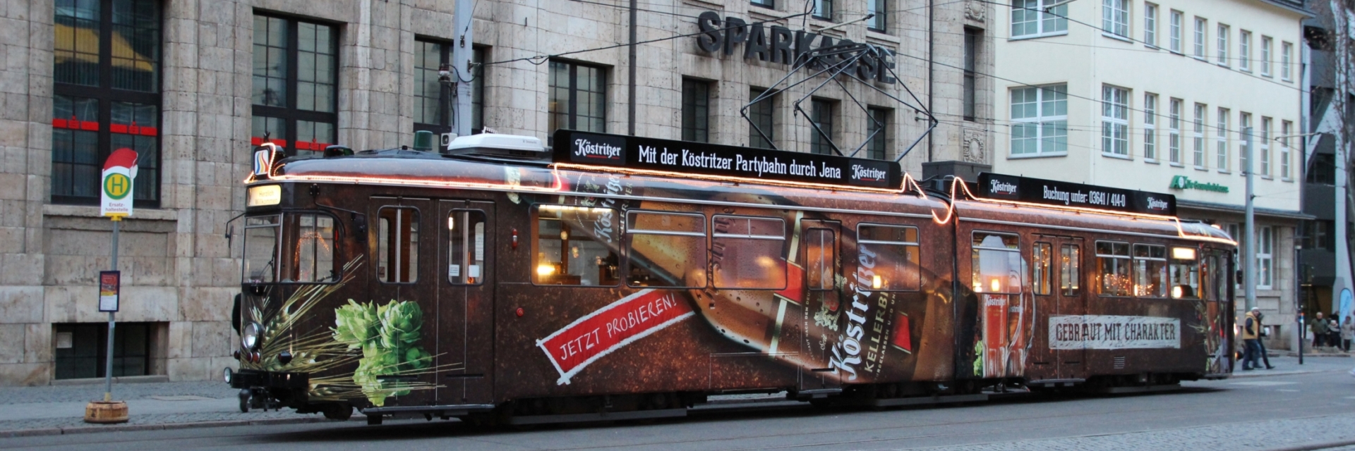 Partybahn Jena - Mit einer Straßenbahn als fahrende Kneipe die Lichtstadt Jena von einer anderen Seite kennenlernen © Jenaer Nahverkehr, Foto: Ronny Dauer