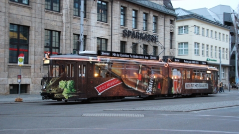 Partybahn Jena - Mit einer Straßenbahn als fahrende Kneipe die Lichtstadt Jena von einer anderen Seite kennenlernen © Jenaer Nahverkehr, Foto: Ronny Dauer