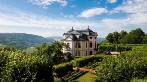 Blick auf eines der Dornburger Schlösser mit dem Saaletal im Hintergrund © TTV e.V., Foto: Jens Hauspurg