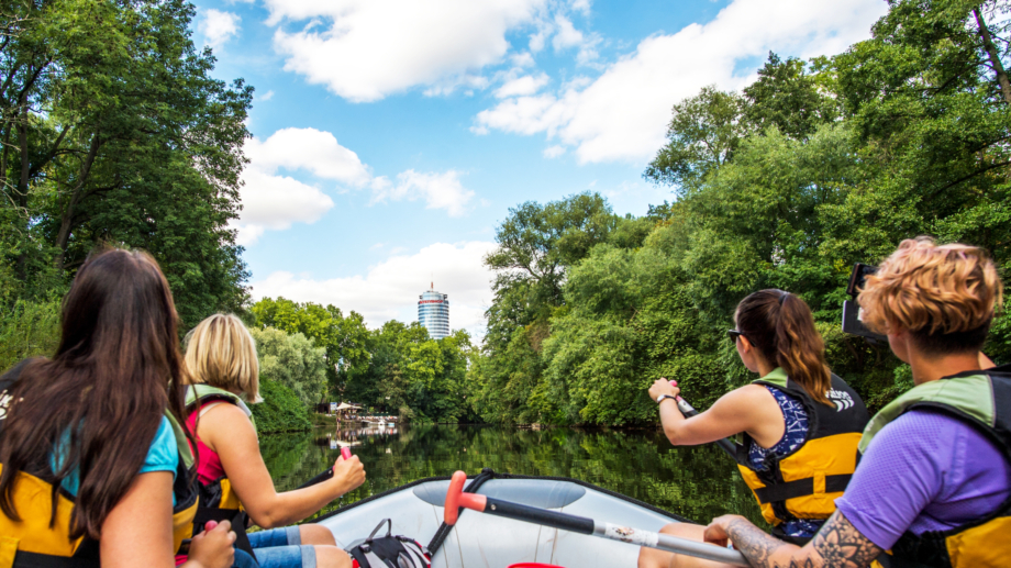 Jena für Wasserfreunde - Mit dem Schlauchboot auf der Saale © JenaKultur, Foto: Christoph Worsch