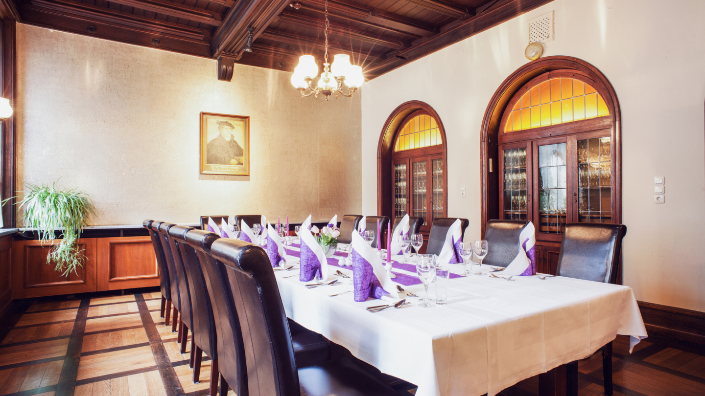 Speisen wie zu Luthers Zeiten: Festlich gedeckte Tafel im Lutherzimmer © Hotel Schwarzer Bär, Foto: Arlene Knipper