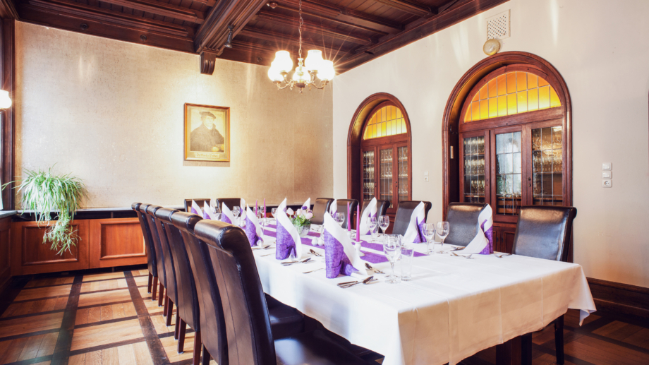 © Hotel Schwarzer Bär, Foto: Arlene Knipper Speisen wie zu Luthers Zeiten: Festlich gedeckte Tafel im Lutherzimmer © Hotel Schwarzer Bär, Foto: Arlene Knipper
