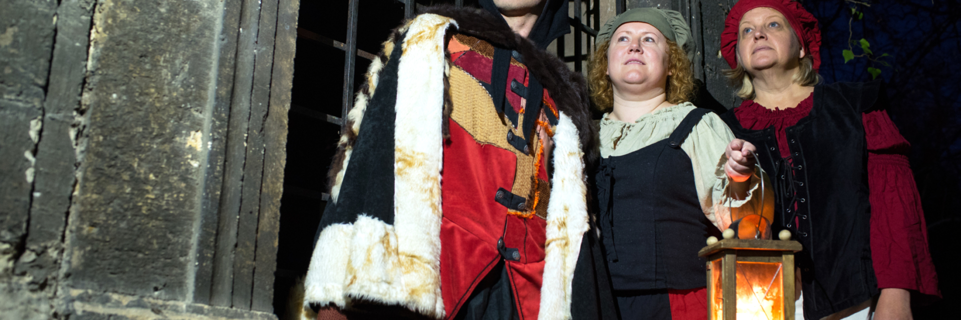 © JenaKultur, Foto: Tino Zippel Zwei Frauen und ein Mann verkleidet als edle Bürger des alten Jenas © JenaKultur, Foto: Tino Zippel
