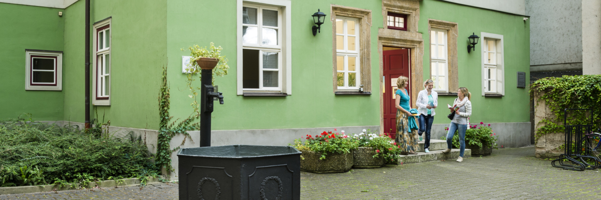 © JenaKultur, Foto: Andreas Hub Frühromantiker in Jena / Gäste verlassen glücklich das Romantikerhaus in Jena © JenaKultur, Foto: Andreas Hub