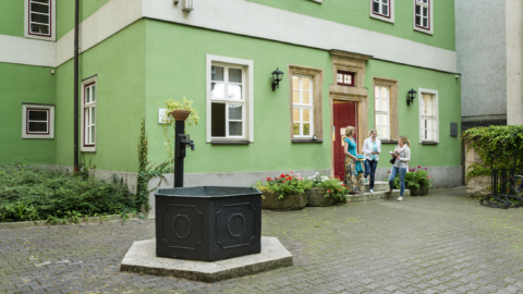 Frühromantiker in Jena / Gäste verlassen glücklich das Romantikerhaus in Jena © JenaKultur, Foto: Andreas Hub