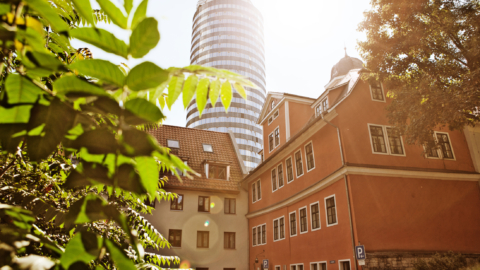 Blick aufs Accouchierhaus mit JenTower im Hintergrund - Medizingeschichte in Jena © JenaKultur, Foto: Jens Hauspurg