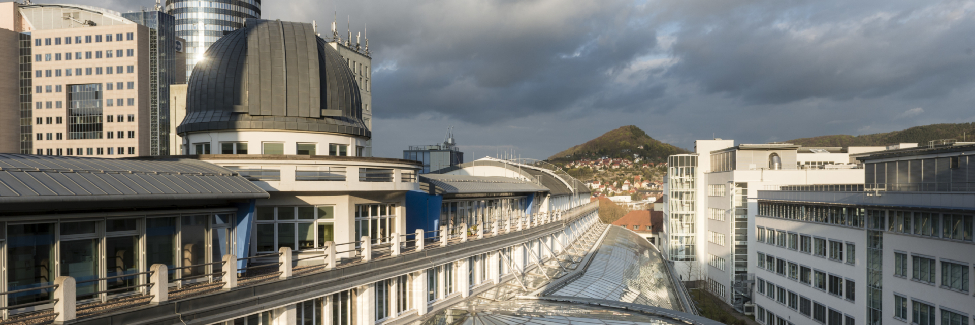 Glasdach der Goethe Galerie und Jentower als Tagungshotel im Hintergrund