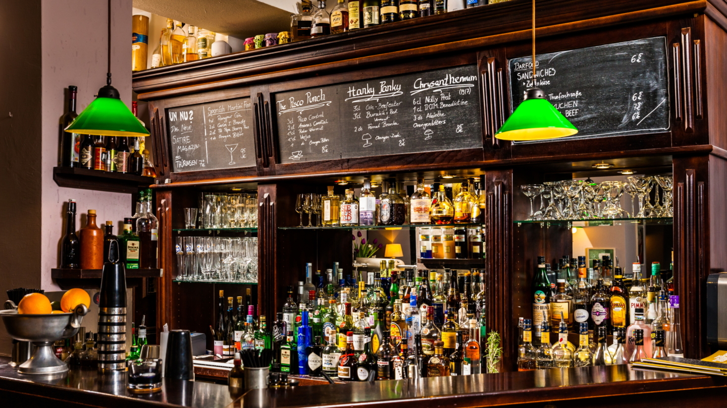 Trinkkultur: Alte Bar im Gastraum der Weintanne © Weintanne Gasthaus & Bar, Foto: Sebastian Reuter