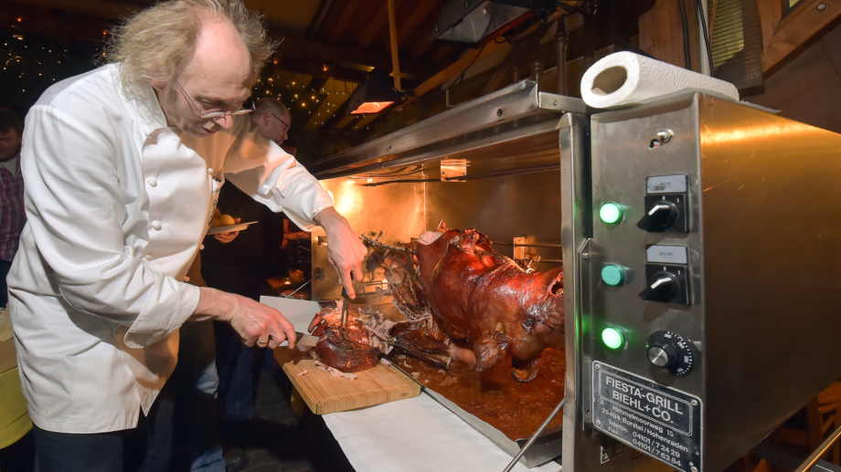 © Zur Noll, Foto: Jürgen Scheere Thüringer Spezialitäten: Hotelchef tranchiert ein Spanferkel im Wintergarten © Zur Noll, Foto: Jürgen Scheere