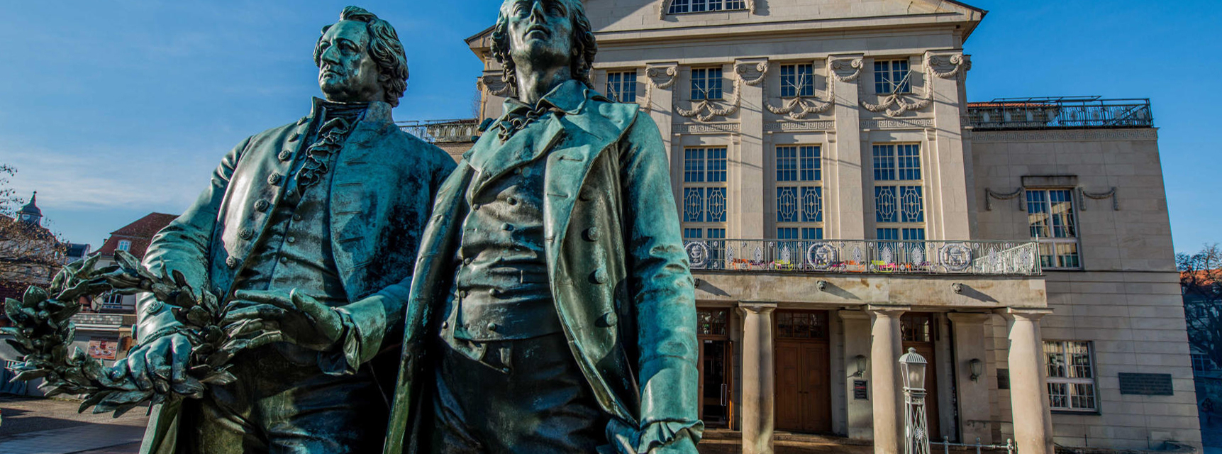 Goethe- und Schiller-Denkmal vor dem Deutschen Nationaltheater in Weimar © weimar GmbH, Foto: Maik Schuck