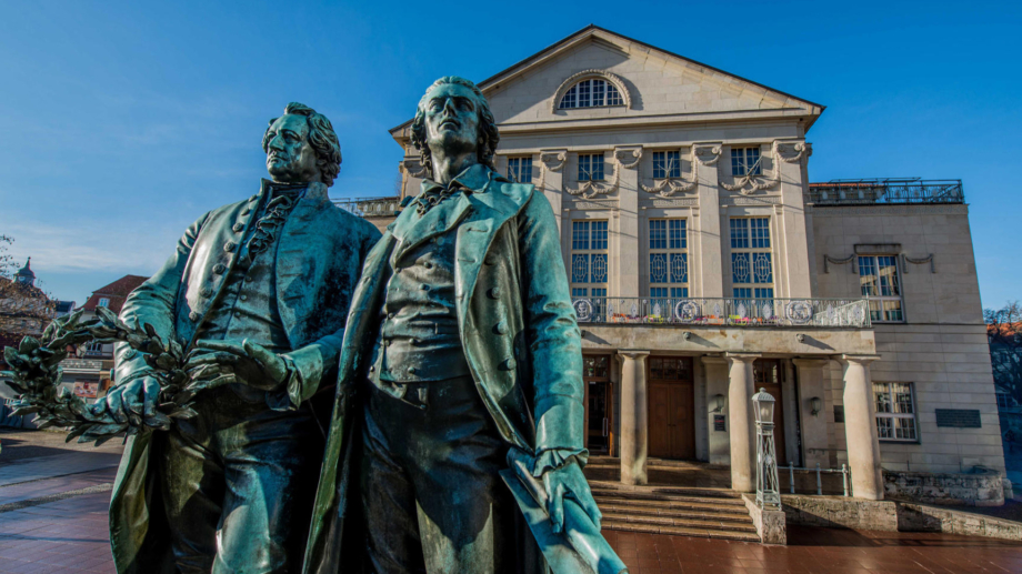 © weimar GmbH, Foto: Maik Schuck Goethe- und Schiller-Denkmal vor dem Deutschen Nationaltheater in Weimar © weimar GmbH, Foto: Maik Schuck