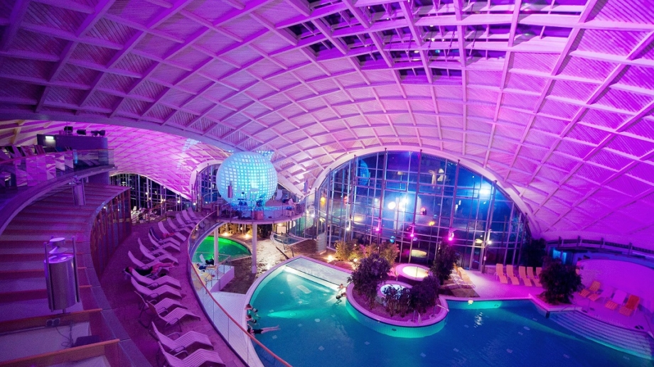 © Landratsamt Weimarer Land, Foto: Stefan Hopf Innenraum der Toskana Therme farbenfroh beleuchtet zum Liquid Sound © Landratsamt Weimarer Land, Foto: Stefan Hopf