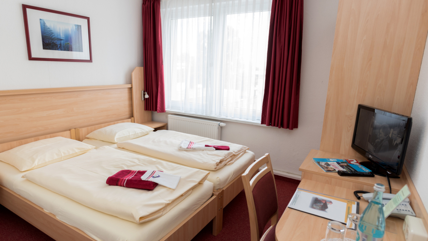 Akademiehotel Jena: Doppelzimmer mit Fernseher und Schreibtisch © Thüringer Sozialakademie, Foto: Tino Zippel