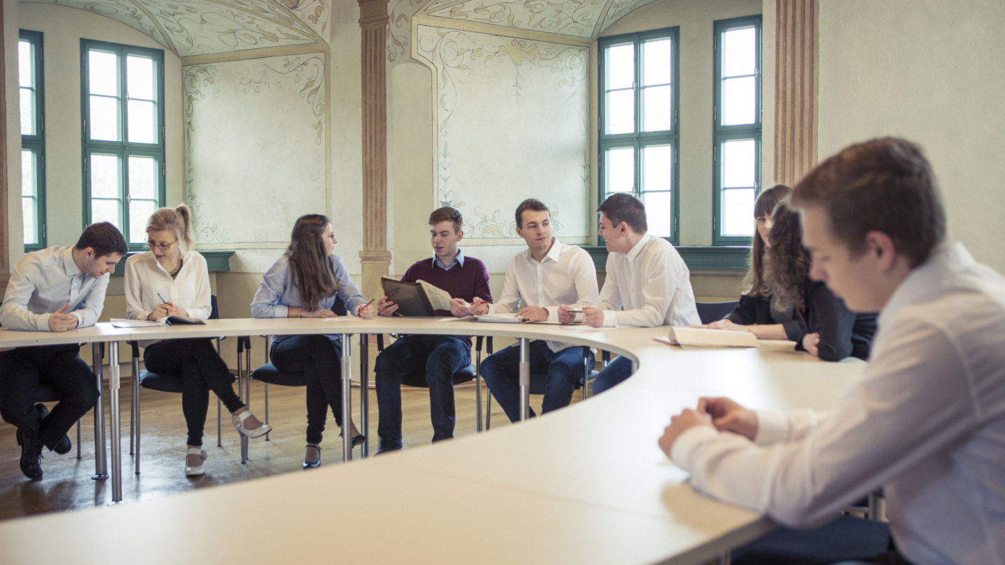 Tagende Menschen in großem Konferenzraum an rundem Konferenztisch © Altes Schloss Dornburg, Foto: Guido Werner