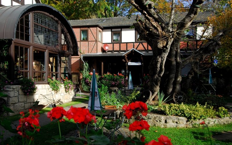 © Braugasthof Papiermühle, Foto: Michael Kanz Biergarten mit Linde und Tischgruppen hinter der Papiermühle © Braugasthof Papiermühle, Foto: Michael Kanz