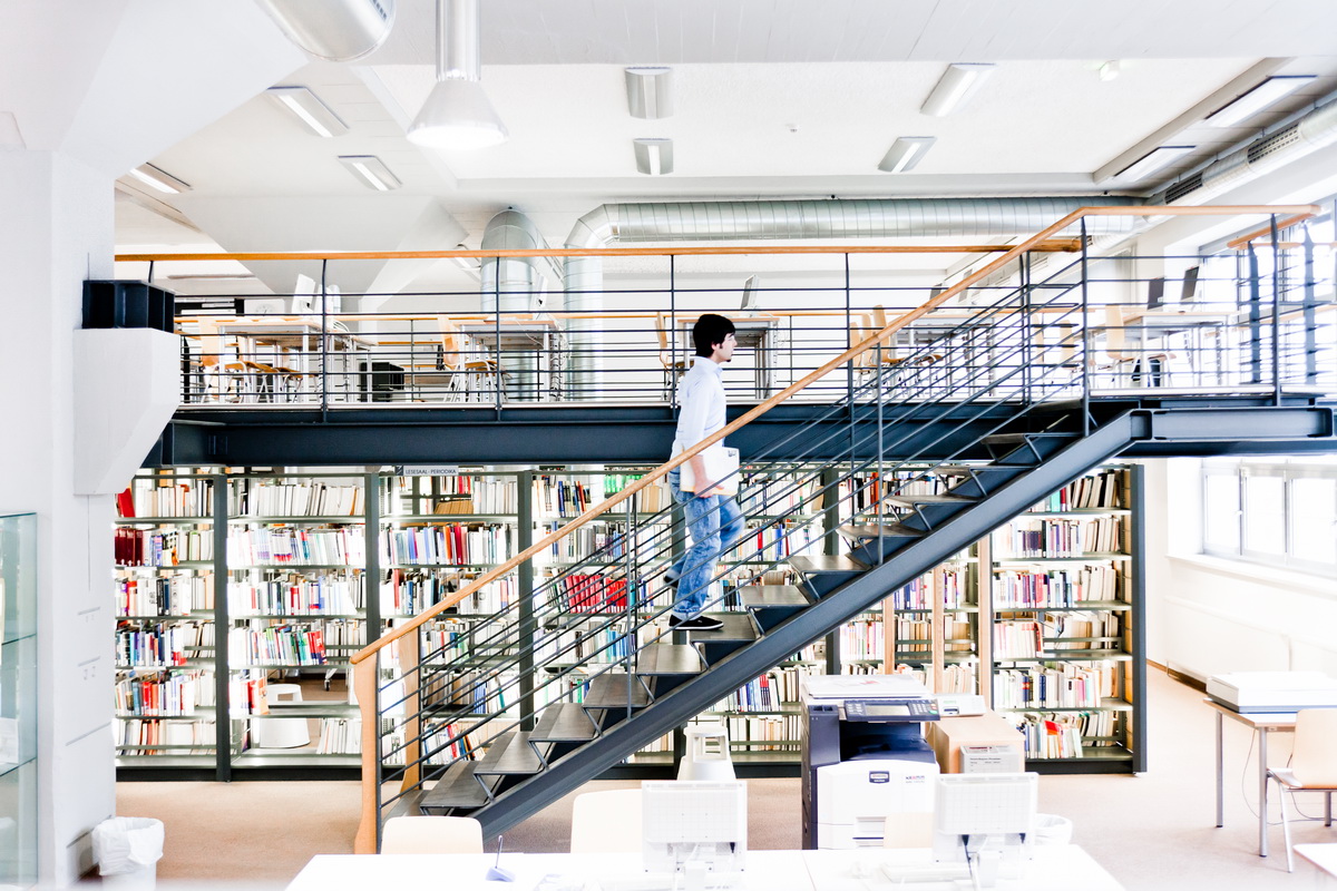 Student in der Bibliothek der Ernst-Abbe Hochschule Jena © Ernst-Abbe Hochschule Foto: Sebastian Reuter