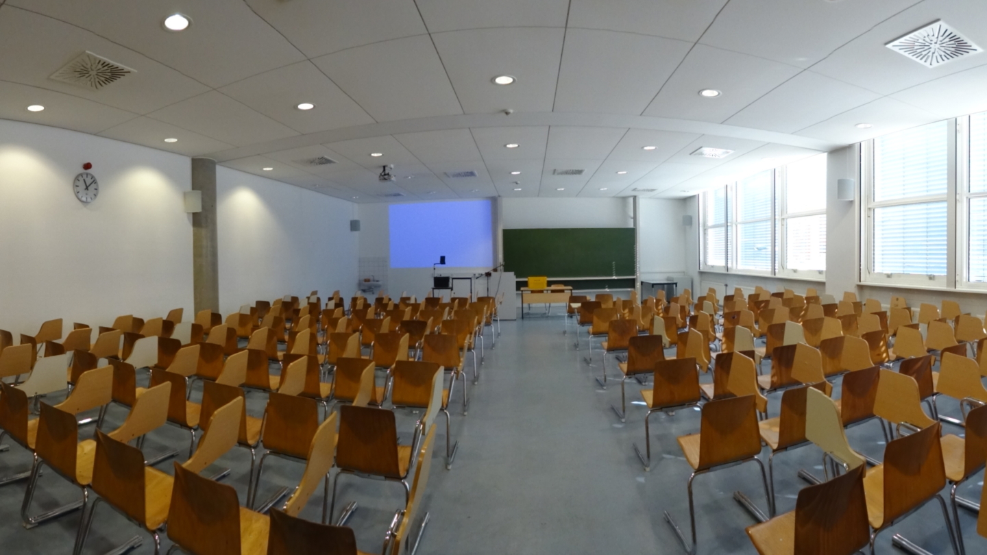 Friedrich-Schiller-Universität Jena: Hörsaal 5 mit Stühlen mit Schreibtablar © Friedrich-Schiller-Universität, Foto: Frank Blumenstein