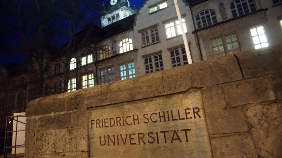 © Friedrich-Schiller-Universität, Foto: Jan-Peter Kasper Hauptgebäude der Friedrich-Schiller-Universität Jena bei Nacht mit Steintafel im Vordergrund © Friedrich-Schiller-Universität, Foto: Jan-Peter Kasper