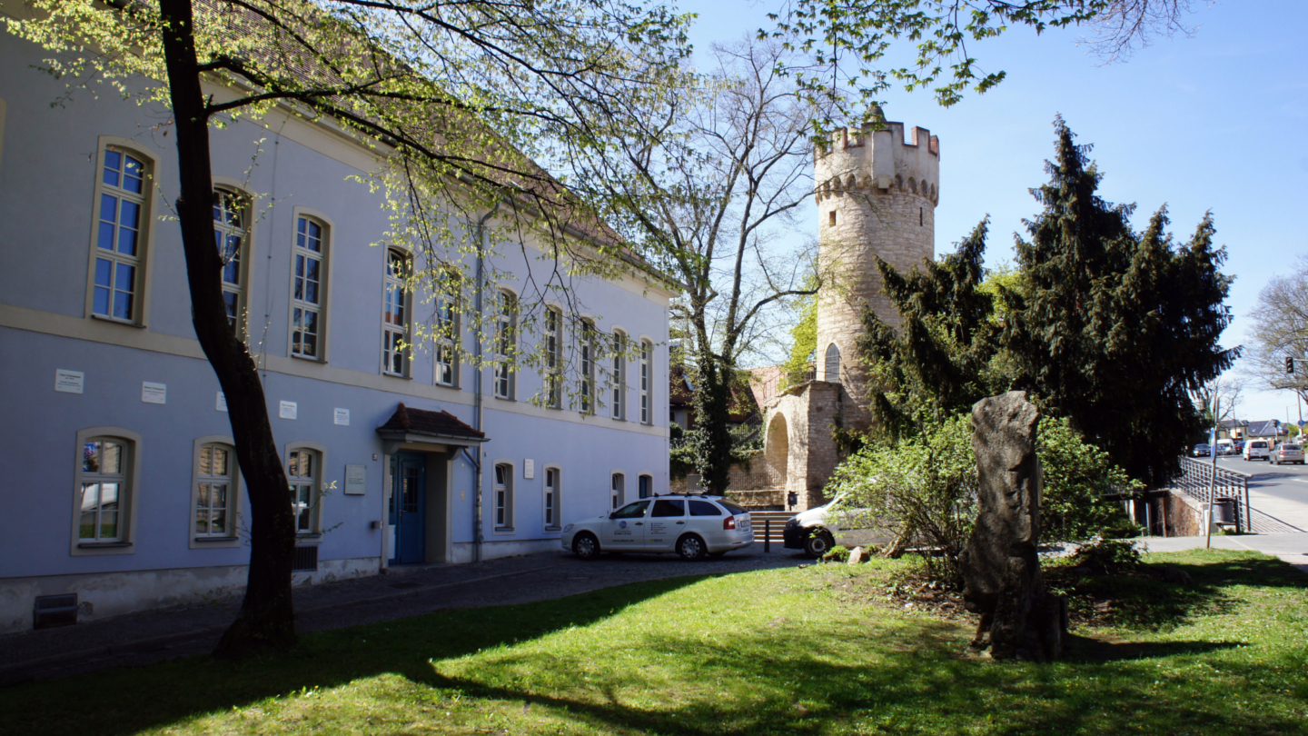 Sonnige Außenansicht der Rosensäle der Universität mit Blick zum Pulverturm Jenas © Friedrich-Schiller-Universität, Foto: Anna Günther
