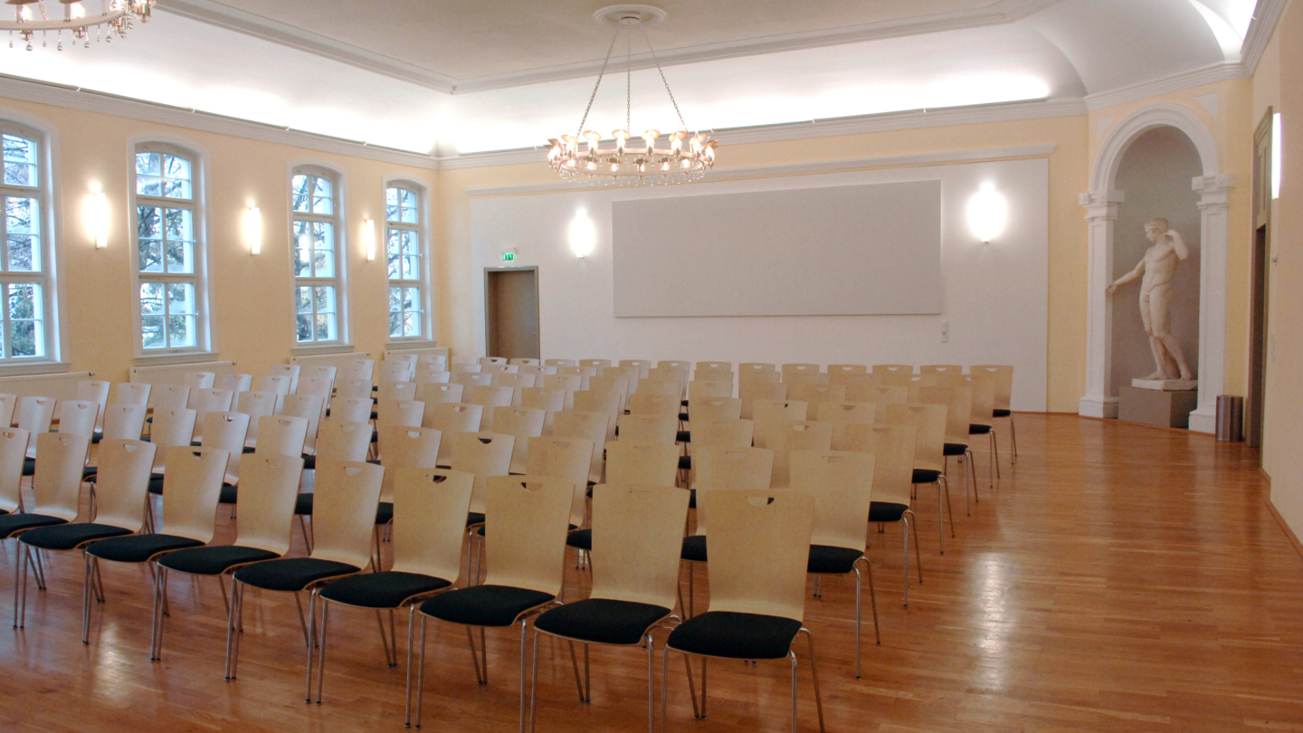 Reihenbestuhlung im festlichen Rosensaal der Universität Jena © Friedrich-Schiller-Universität, Foto: Peter Scheere