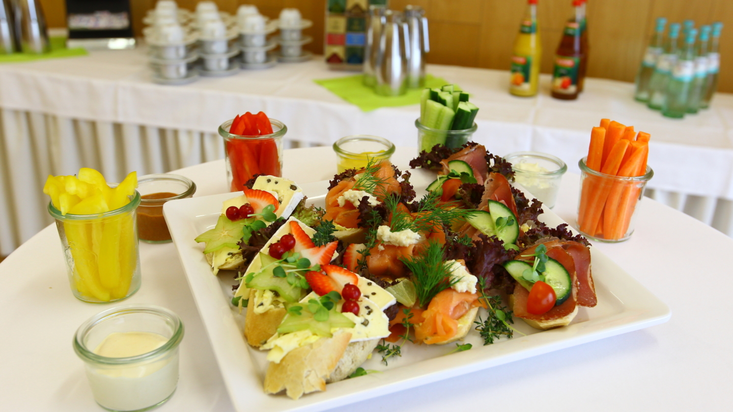 Fair Resort, Herzhafte Kaffeepause © Fair Resort, Foto: Ebenbild Kaffee Catering mit belegten Brötchen, Gemüsesticks und verschieden Getränken © Fair Resort, Foto: Ebenbild