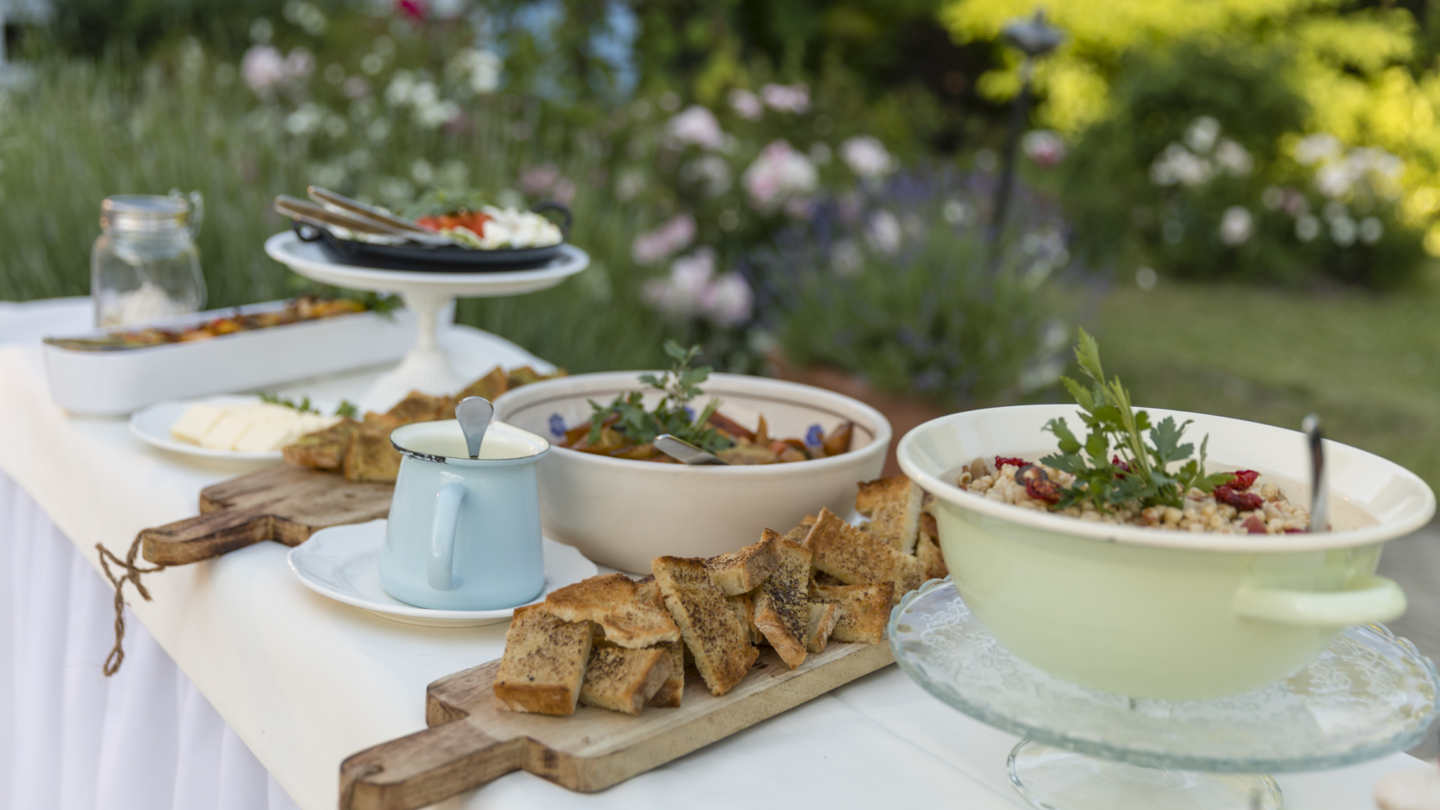 Stilvolles ländliches Buffet mit geröstetem Brot und verschiedenen Salaten © Landgrafen Restaurant, Foto: Jan Birkenbeil