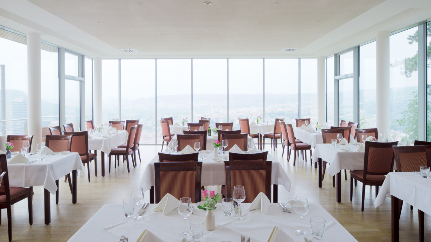 Restaurant am Landgraf mit Panoramablick von innen nach außen © Landgrafen Restaurant, Foto: Peter Eichler