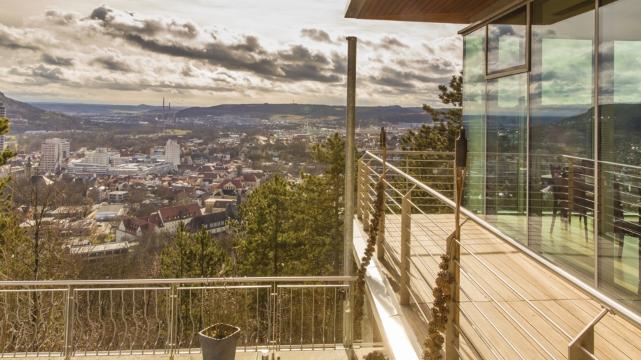 © Landgrafen Restaurant, Foto: Jan Birkenbeil Balkon am Restaurant mit Blick auf Jena im Tal © Landgrafen Restaurant, Foto: Jan Birkenbeil