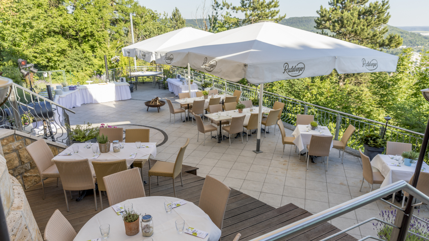Terrasse des Restaurants bei Sonnenschein mit Blick auf das Tal © Landgrafen Restaurant, Foto: Jan Birkenbeil