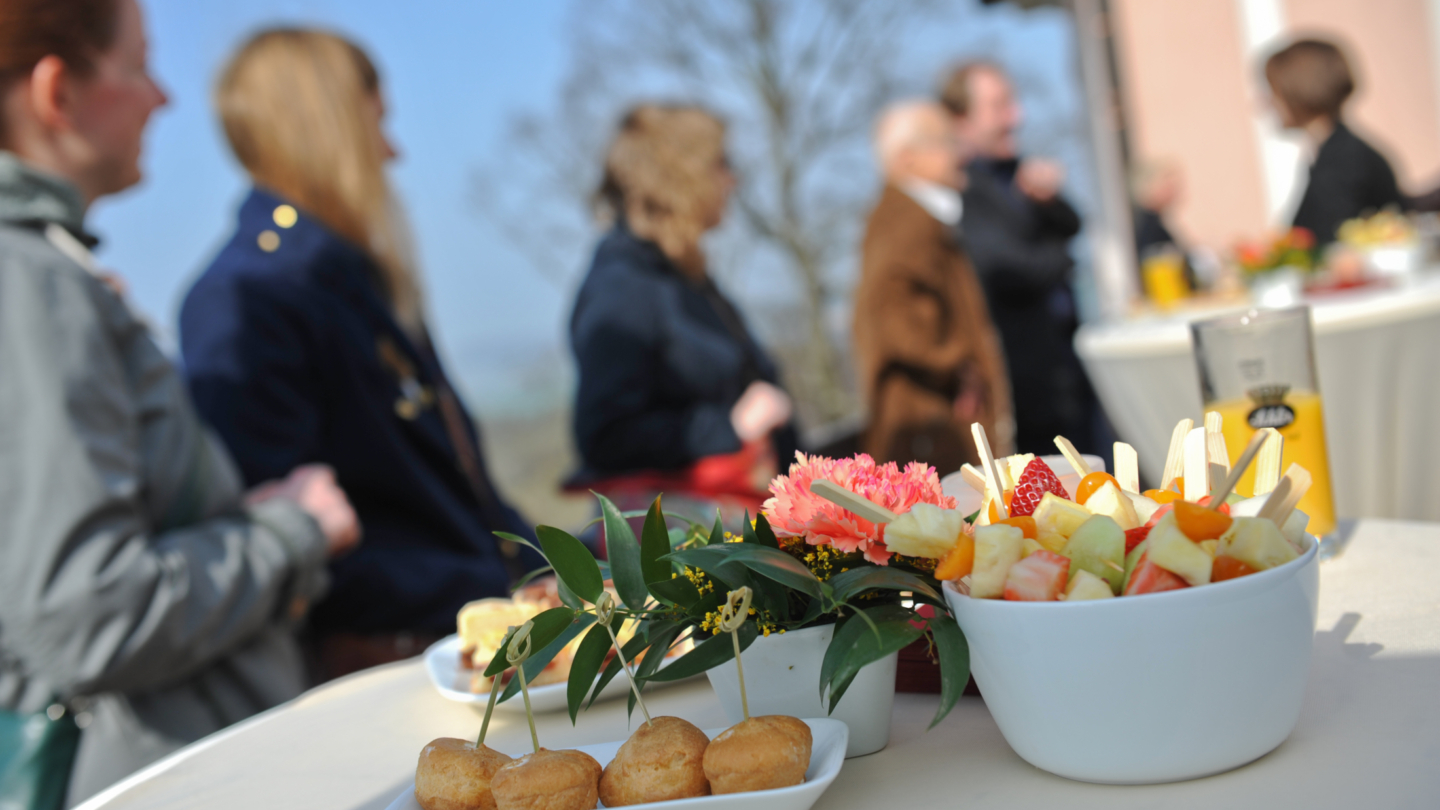 Tagungsgäste an Stehtischen mit verschiedem Fingerfood © Stiftung Leuchtenburg, Foto: Markus Scholz