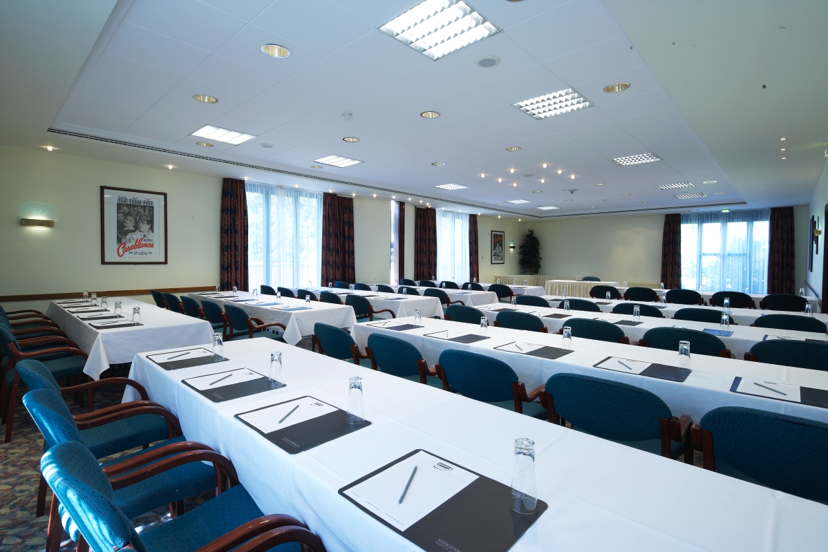 Maxx Hotel, Raum Maxx 3 Parlament-Bestuhlung mit Schreibutensilien im Raum Maxx 3