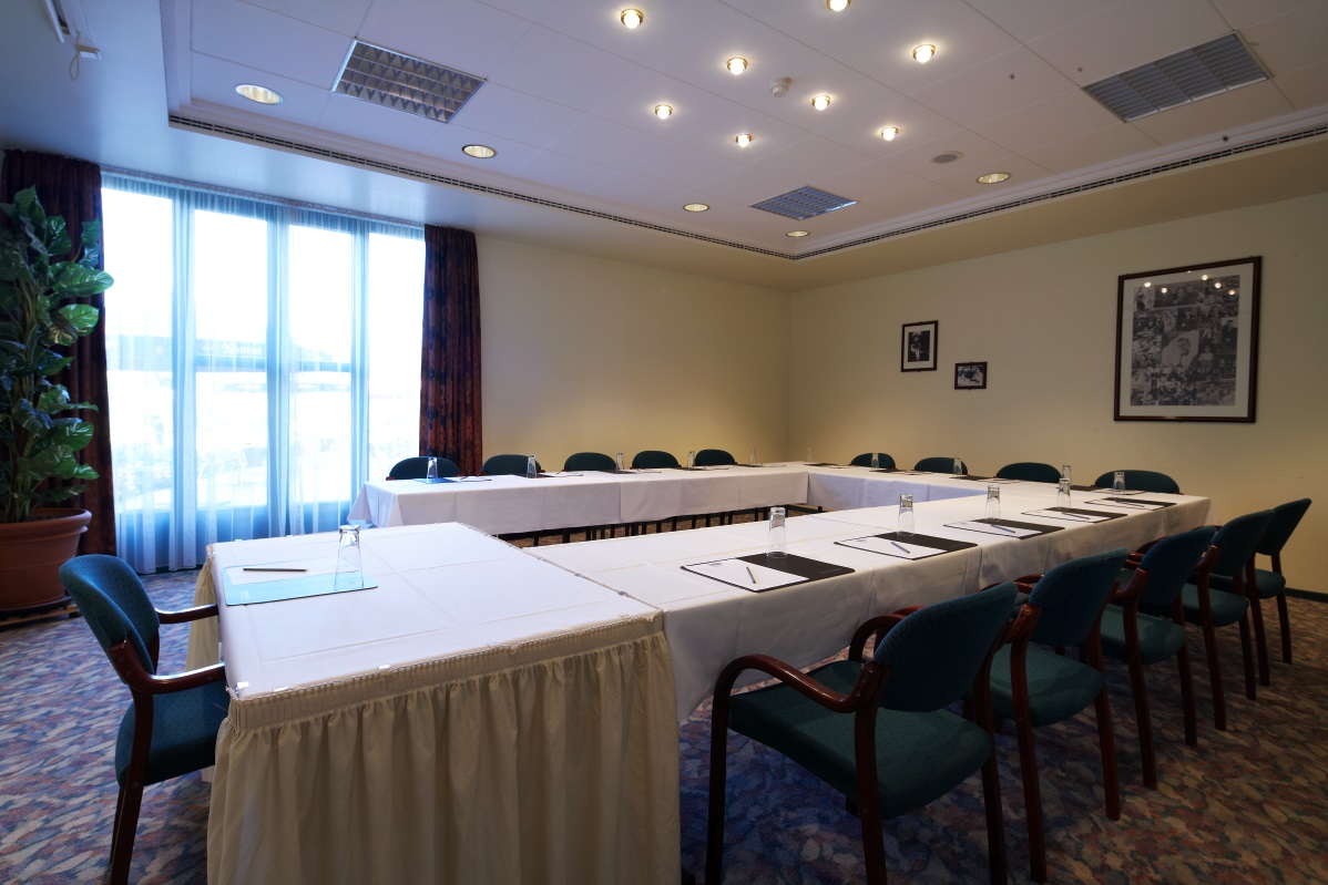 Maxx Hotel, Raum maxx 4 U-Bestuhlung mit Schreibutensilien im Raum Maxx 4
