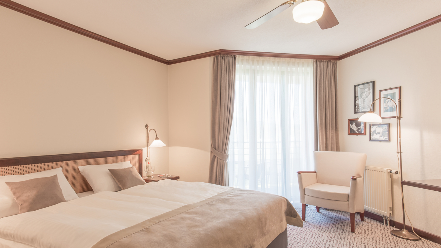 Maxx Hotel, Zimmer Doppelzimmer mit Sessel und Deckenventilator