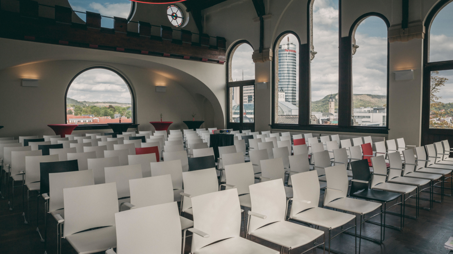 Im Normannenhaus Jena: Vortragsbestuhlung im Festsaal mit Blick durchs Fenster auf den JenTower © Normannenhaus, Foto: Marco Baum