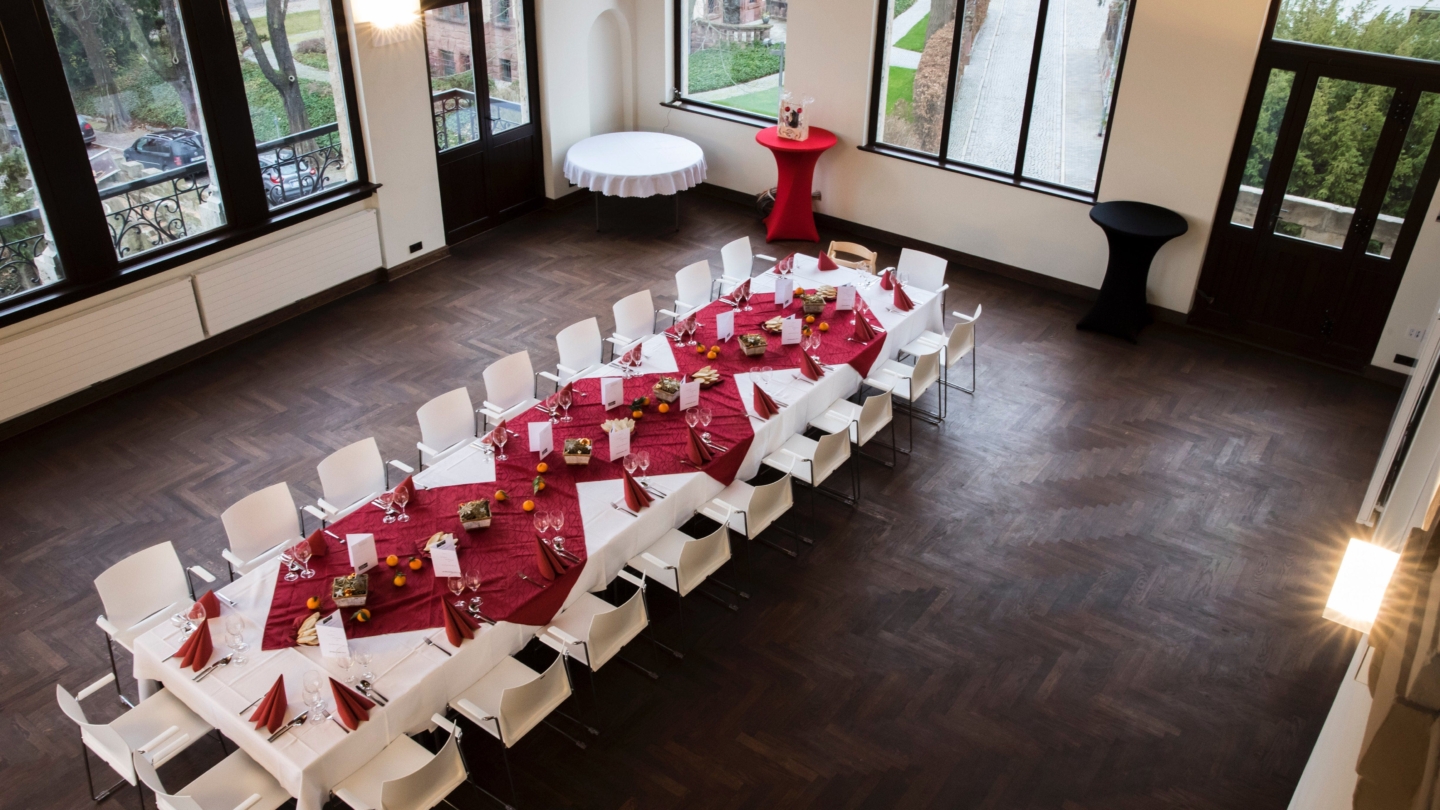 Feierlich gedeckte Tafel im Festsaal im Normannenhaus Jena © Normannenhaus, Foto: Dennis Kerzig