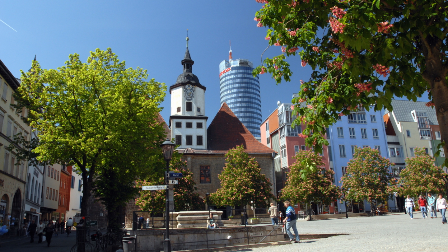 Frühlingsblick zum Historischen Rathaus bei blauem Himmel und rotblühenden Kastanien © JenaKultur, Foto: Tino Zippel