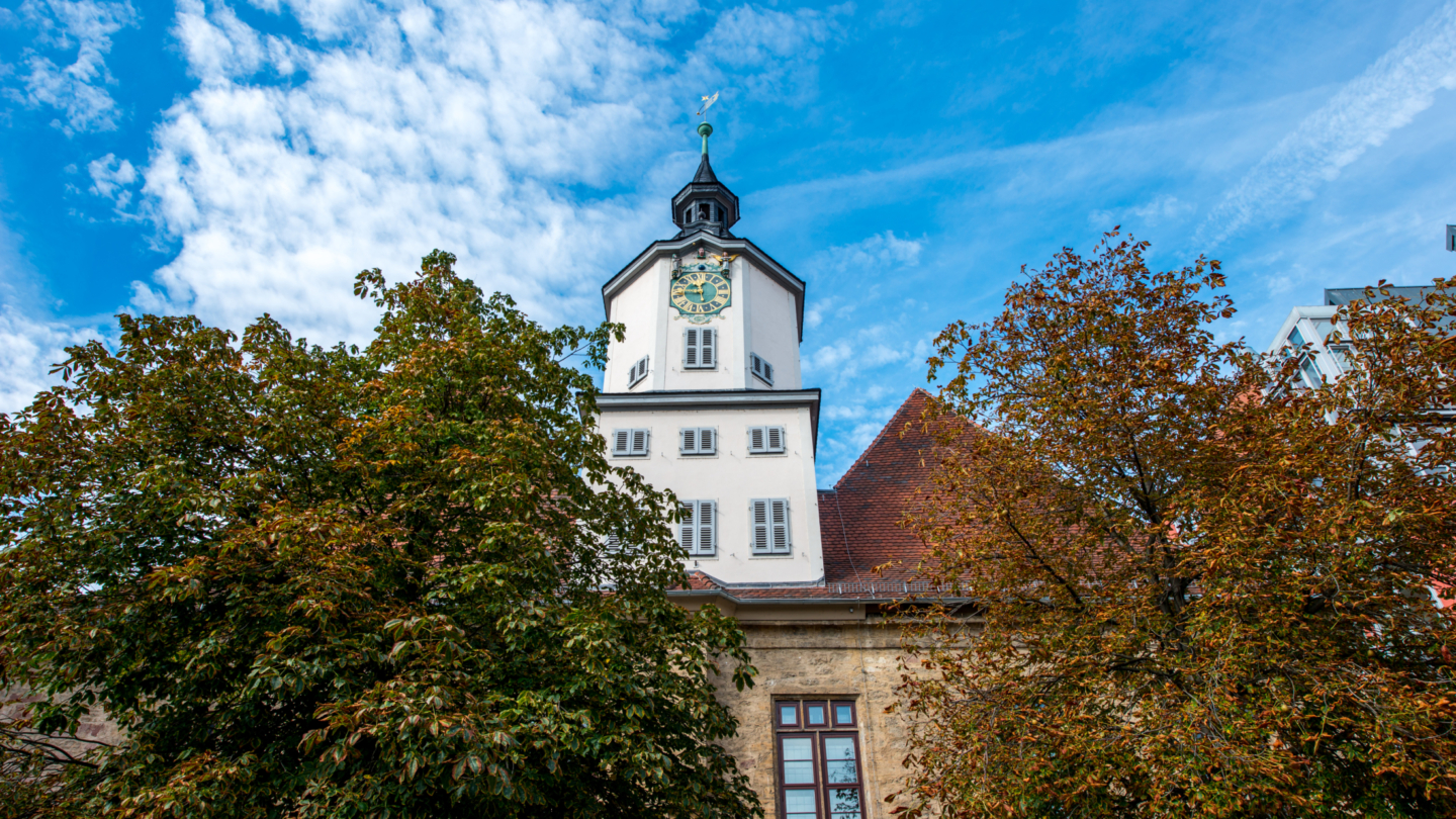 Der Turm des Historischen Rathauses wird von einer schmuckvollen Kunstuhr geziert © JenaKultur, Foto: Christian Häcker