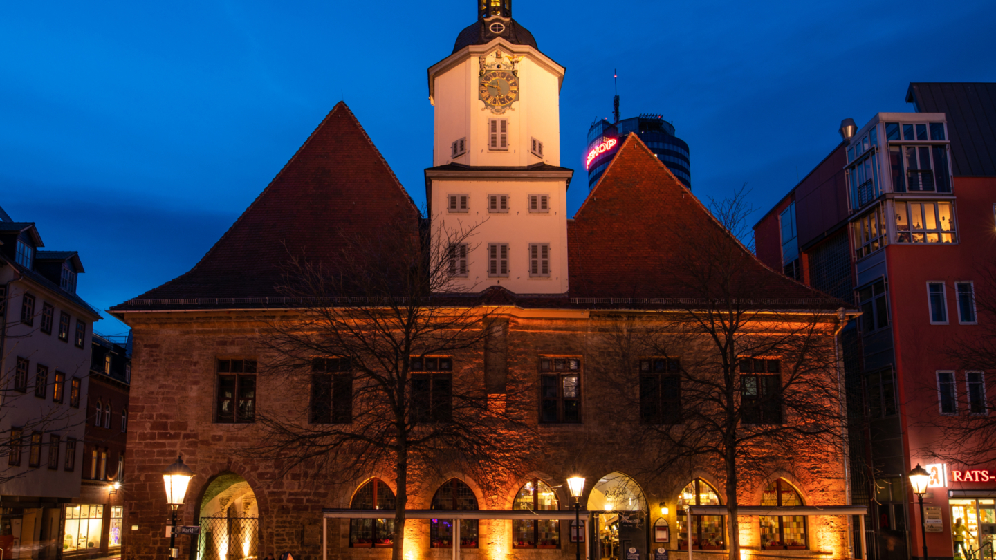 Außenansicht vom Historischen Rathaus in Jena bei Nacht © JenaKultur, Foto: André Gräf
