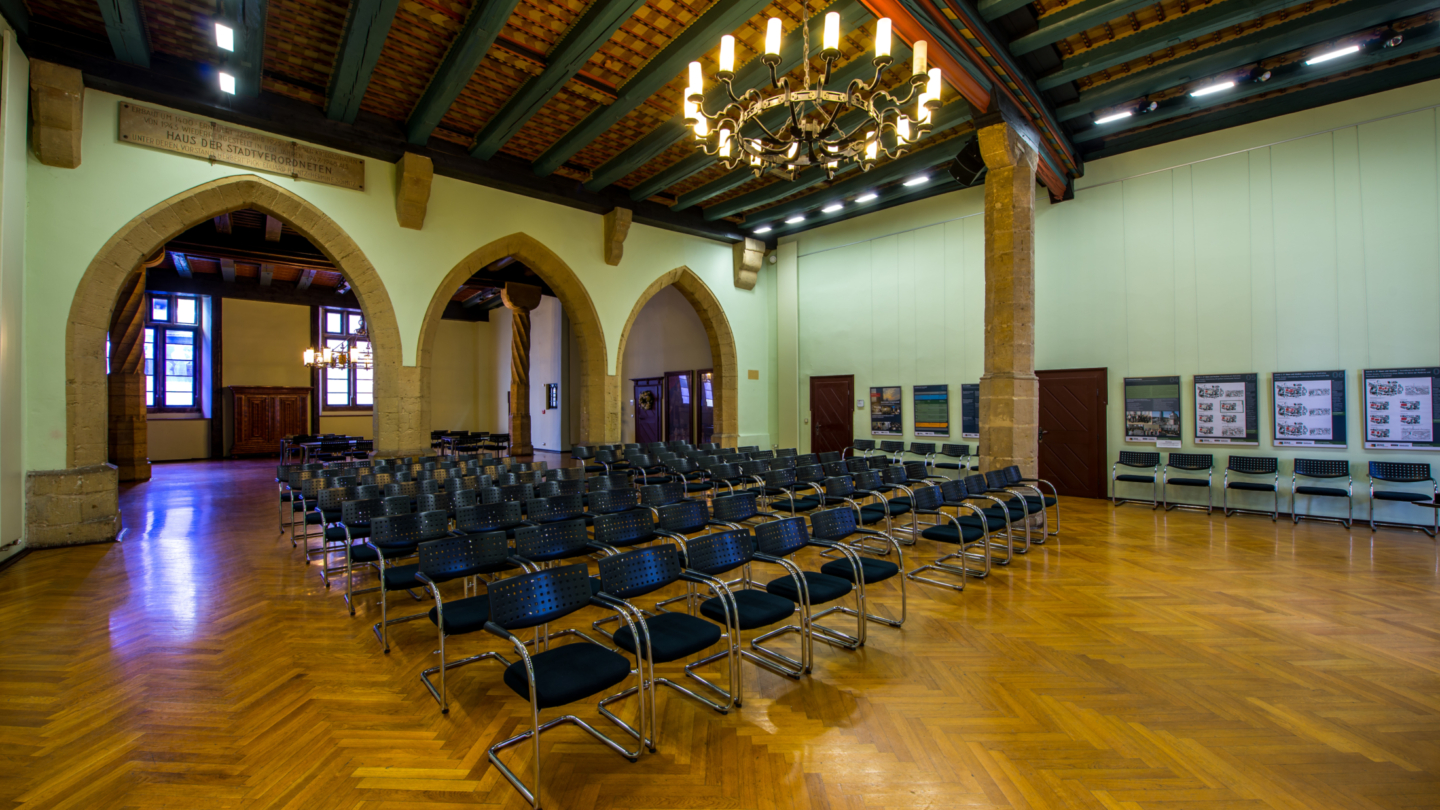 Die Rathausdiele in Reihenbestuhlung mit Arbeitsgruppen Tischen im Hintergrund © JenaKultur, Foto: Christian Häcker