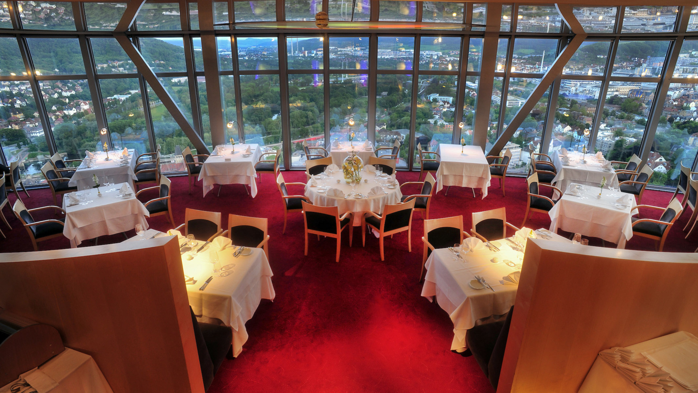 Scala Turm Hotel, Restaurant eingedeckte Tische im Scala Reataurant mit Panoramablick auf Jena