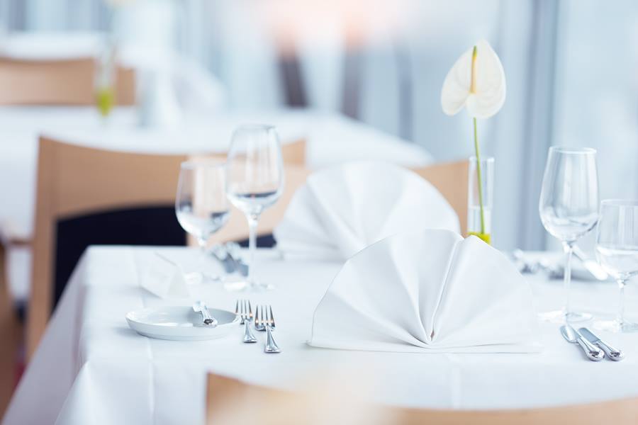 Scala Turm Hotel Restaurant, Tischdekoration gedeckter Tisch in weißem Ambiente