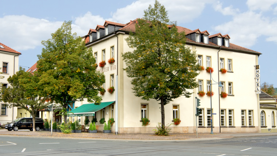 © Hotel Schwarzer Bär, Foto: Arlene Knipper Bäume vor der Fassade des Hotels Schwarzer Bär© Hotel Schwarzer Bär, Foto: Arlene Knipper