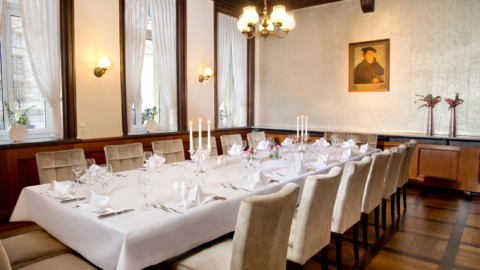 Festlich gedeckte Tafel im Lutherzimmer mit Bildnis Martin Luther © Hotel Schwarzer Bär, Foto: Arlene Knipper