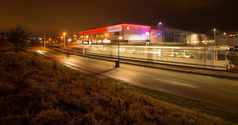 Lichtschweif der Straßenbahn vor der Sparkassen-Arena Jena bei Nacht © Sparkassen-Arena, Foto: Kastl