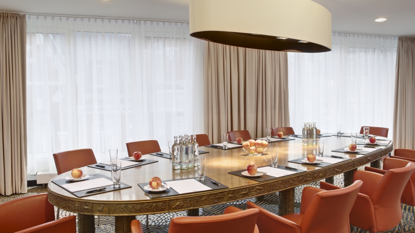 Steigenberger Esplanade Hotel Jena, Salon Brentano © Deutsche Hospitality, Foto: unbekannt Langer ovaler Konferenztisch mit Schreibutensilien, Getränken und Äpfeln © Deutsche Hospitality, Foto: unbekannt