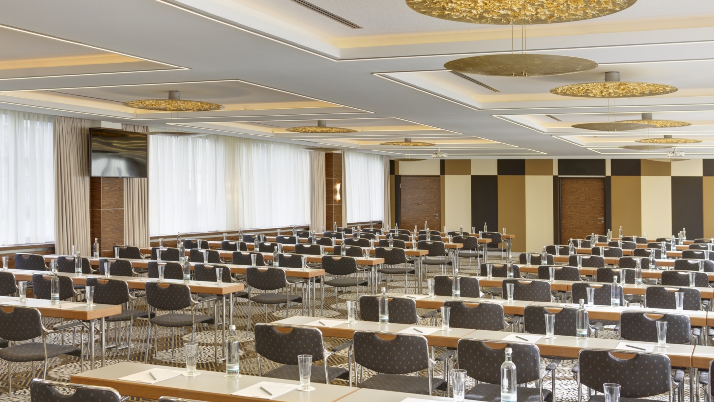 Steigenberger Esplanade Hotel Jena, Saal Friedrich-Schiller © Deutsche Hospitality, Foto: unbekannt Saal im Steigenberger Esplanade Jena in Parlament-Bestuhlung mit Schreibutensilien, Getränken und formschöner Beleuchtung © Deutsche Hospitality, Foto: unbekannt