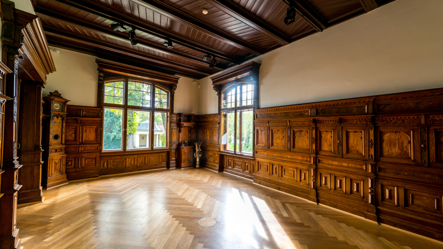 Der Salon, ehemaliges Herrenzimmer, mit originaler Eichenholzvertäfelung © JenaKultur, Foto: Christian Häcker