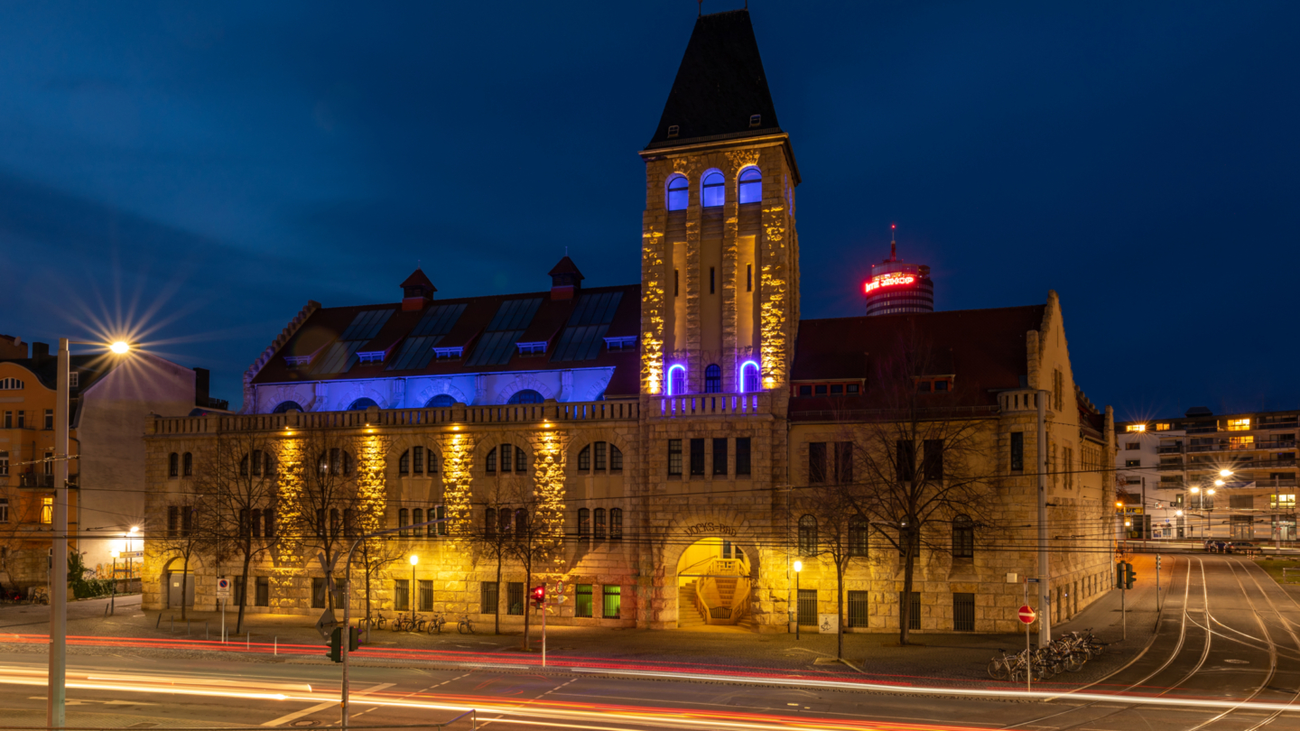 Volksbad, Außenansicht bei Nacht Beleuchtete Volksbad Außenansicht bei Nacht
