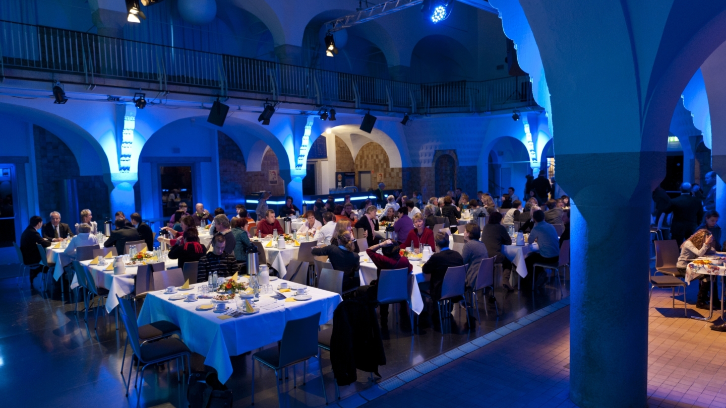 Volksbad, Bankettbestuhlung Bankettbestuhlung in der Badehalle mit blauem Licht